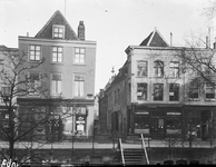 818688 Gezicht op de voorgevels van de huizen Oudegracht 20 (links) en 22; in het midden de ingang van de Lange Lauwerstraat.